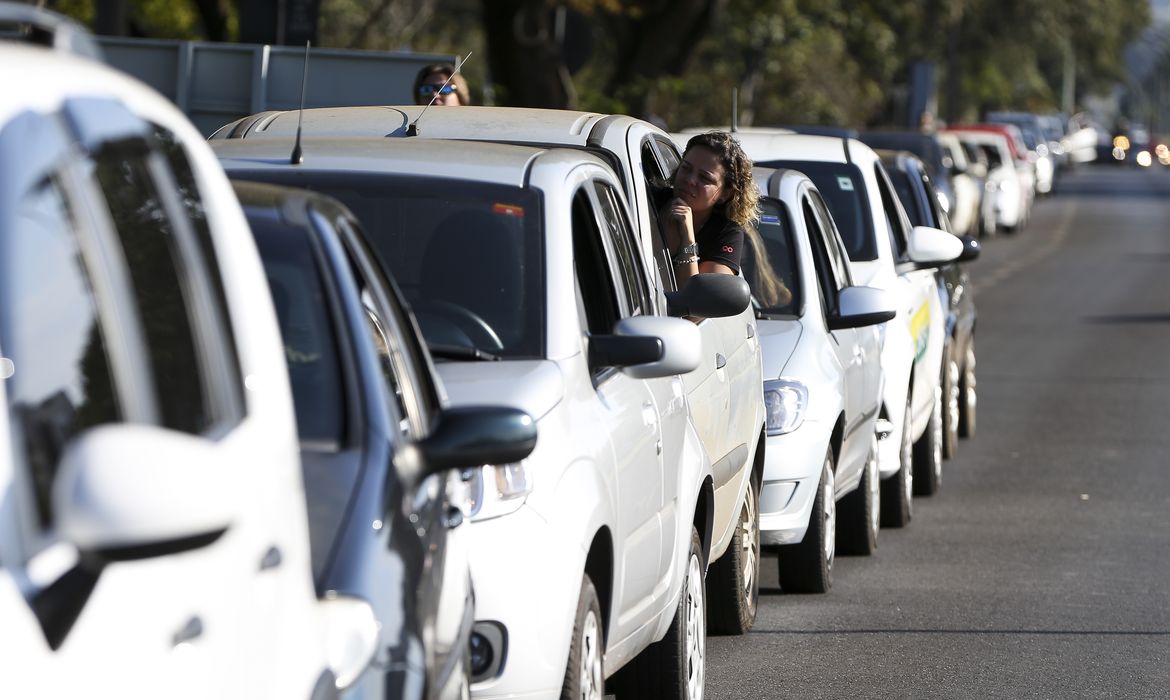 Brasilienses enfrentam até 4km de filas para abastecer em posto de combustíveis que vende gasolina a R$ 2,98 como parte do Dia da Liberdade de Impostos (DLI). 