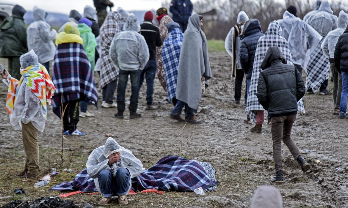 Refugiados afegãos na Macedônia aguardam permissão para cruzar a fronteira do país