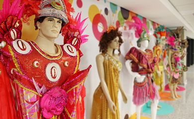 Tom Jobim- Rio Galeão serão recepcionados por uma exposição com 20 fantasias e adereços de escolas de samba do Grupo Especial do carnaval carioca.