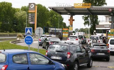 Greve na França atinge postos de combustíveis