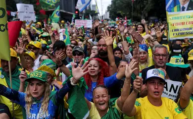 Supporters of former Brazilian President Jair Bolsonaro gather, on the day of a demonstration against Bolsonaro's judicial process and to demand the amnesty of all accused of taking part in the allegedly conspiring to overthrow the government, in Sao Paulo, Brazil, April 6, 2025. Reuters/Amanda Perobelli/Proibida reprodução