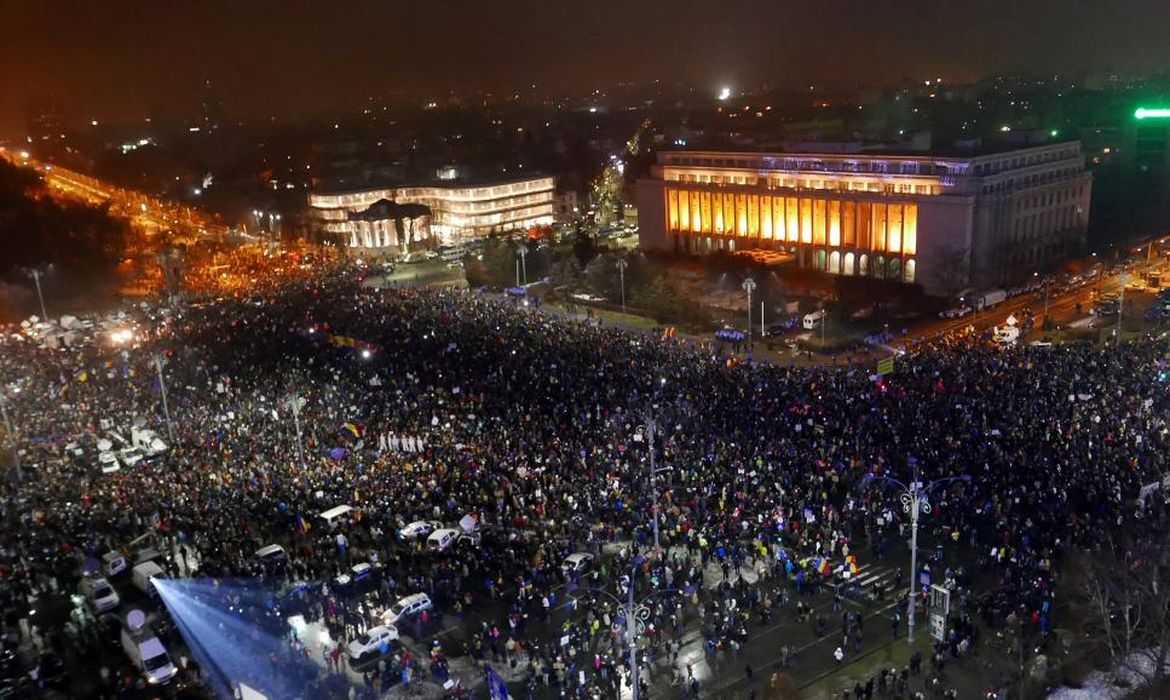 Meio milhão de pessoas protestaram em Bucareste e em outras 40 cidades da Romênia neste domingo (5).