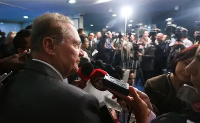 Brasília - Senador Renan Calheiros dá entrevista após reunião de líderes partidários para discutir criação da comissão especial do impeachment  (Marcelo Camargo/Agência Brasil)