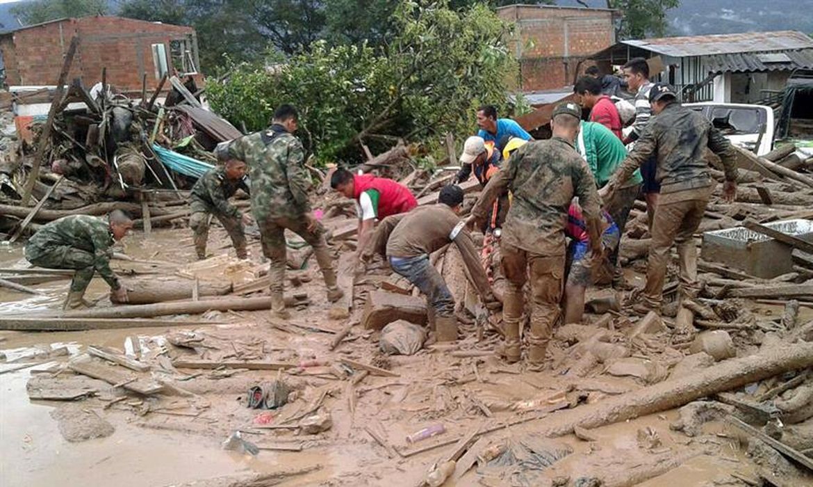 Integrantes do Exército da Colômbia ajudam moradores de Mocoa após avalanche que deixou 112 mortos no município, segundo informou o presidente Juan Manuel Santos