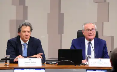 Brasília (DF) 12/08/2025 - Ministro da Fazenda, Fernando Haddad, e o senador, Renan Calheiros (MDB - AL), durante audiência pública para tratar da Medida Provisória 1303, de 2025 Imposto sobre bets e tributação aplicações financeiras atualmente isentas – compensação IOF. Foto: Renato Araújo/Câmara dos Deputados