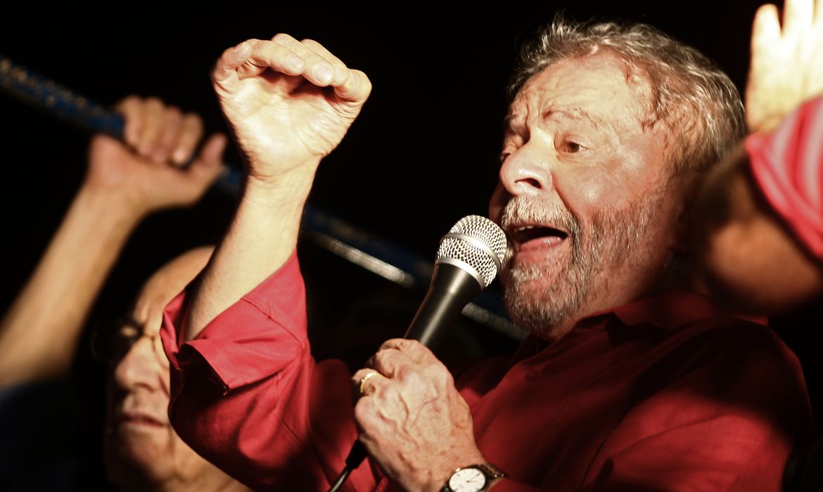 São Paulo - O ex-presidente Luiz Inácio Lula da Silva durante ato na Avenida Paulista contra o impeachment e a favor da democracia (Juca Varella/Agência Brasil)