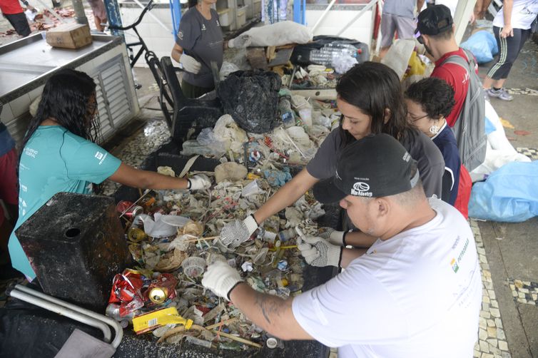  Ambientalistas, voluntários e estudantes participam da ação global que marca o Dia Mundial de Limpeza nas praias do Rio de Janeiro. 