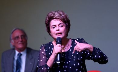 Brasília - A presidenta afastada Dilma Rousseff no lançamento do livro A Resistência ao Golpe de 2016, na UnB. Uma obra coletiva que reúne textos sobre o processo de impeachment  (Wilson Dias/Agência Brasil)