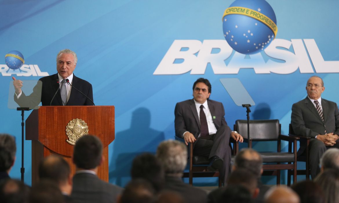 Brasília - O presidente Michel Temer durante solenidade de assinatura de decreto que reconhece o setor supermercadista como atividade essencial da economia (José Cruz/Agência Brasil)