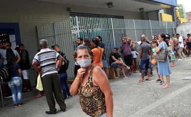 .Pessoas esperam em fila em frente a agência da Caixa para receber auxílio emergencial durante o surto do Covid-19 15/04/2020 REUTERS/Ricardo Moraes