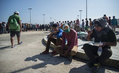 JUCI04. JUCHITÁN (MÉXICO), 31/10/2018.- Integrantes de la caravana de migrantes centroamericanos que se dirigen a Estados Unidos descansan en el municipio de Juchitán, en el estado de Oaxaca (México) hoy, miércoles 31 de octubre de 2018. Los
