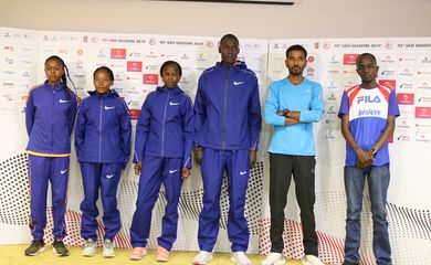 Os atletas Pauline Kamulu, Sheila Chelangat, Brigid Kosgei, Edwin Rotich, Dawit Admasu e Titus Ekiru 