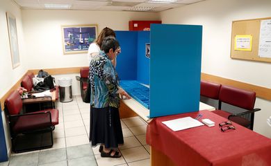 Israelenses votam durante eleições parlamentares de Israel.