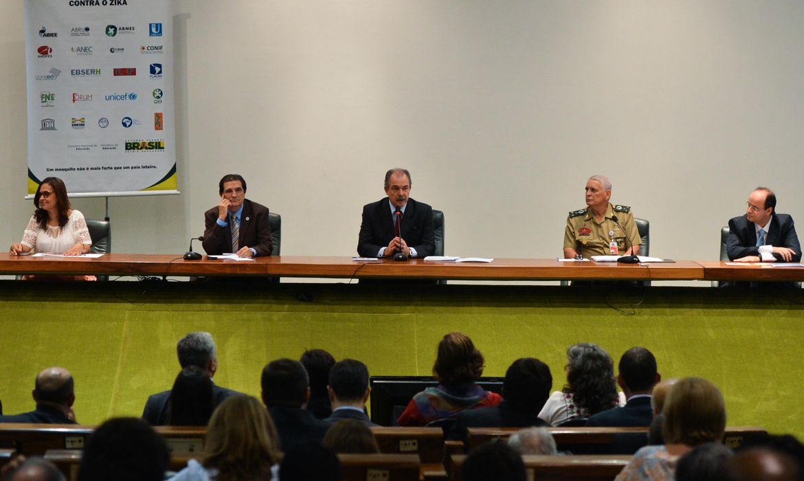 Brasília - O ministro da Educação, Aloizio Mercadante, coordena encontro de mobilização contra o mosquito Aedes aegypti, no Palácio Itamaraty (Antonio Cruz/Agência Brasil)