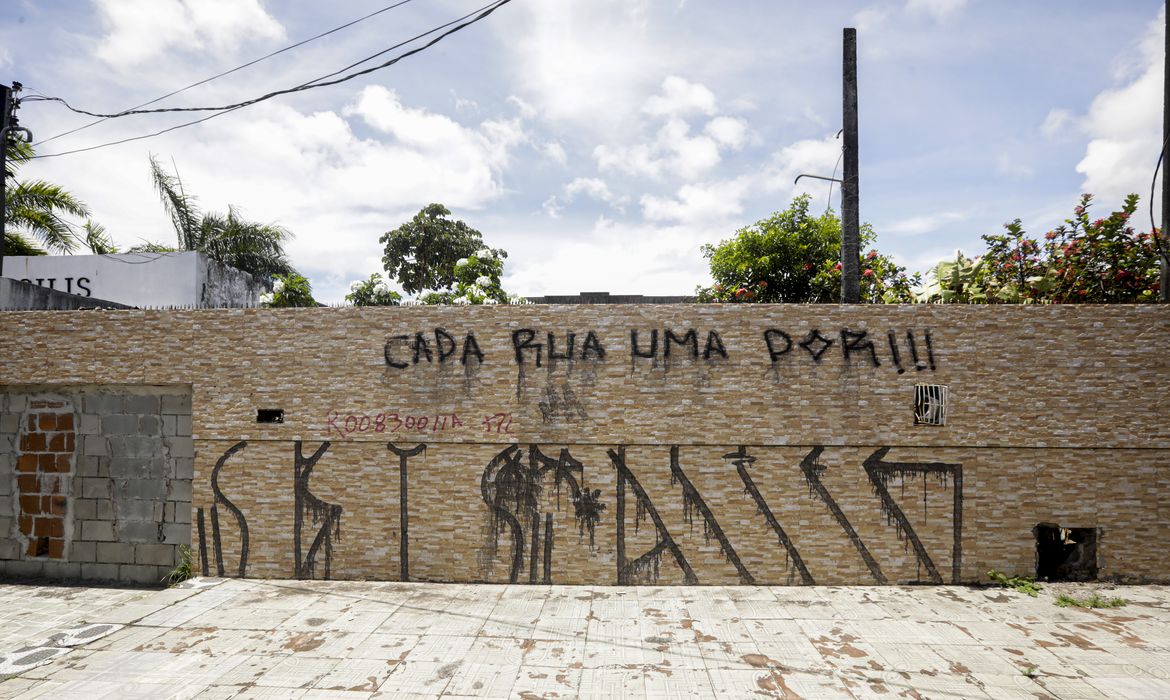 Maceió (AL) 17/12/2023 – Moradores deixam frases em suas casas após serem desalojados, nas proximidades da mina n°18 da mineradora Braskem na lagoa de Mundaú.
Foto: Joédson Alves/Agência Brasil