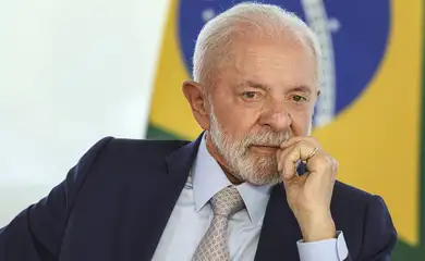 Brasília (DF), 24/04/2025 - O presidente Luiz Inácio Lula da Silva durante cerimônia de sanção de projetos de lei: O primeiro projeto (PL 370/2024) é sobre violência com uso da inteligência artificial; outro institui a monitoração eletrônica de agressores (PL 5.427/2023) e, o terceiro, proíbe discriminação em bolsas acadêmicas (PL 475/2024). Foto: Marcelo Camargo/Agência Brasil