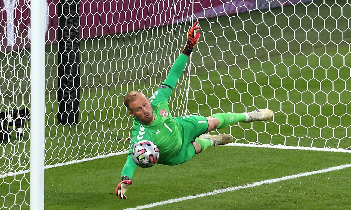 Kasper Schmeichel, goleiro da Dinamarca, durante partida entre Dinamarca e Inglaterra pela Eurocopa