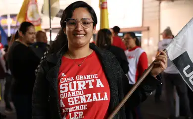 São Paulo (SP), 18/07/2025 - A manifestante Paloma Mota participa do ato dos comerciários da 25 de março, com organização do sindicato dos comerciários de São Paulo, contra medidas do presidente dos Estados Unidos, Donald Trump. Foto: Rovena Rosa/Agência Brasil