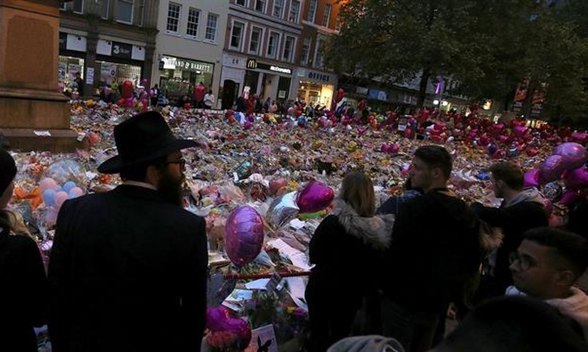 Centenas de pessoas participaram de uma vigília em homenagem às vítimas do atentado ocorrido na semana passada na Arena Manchester, em Manchester, Reino Unido. Vinte e duas pessoas morreram
