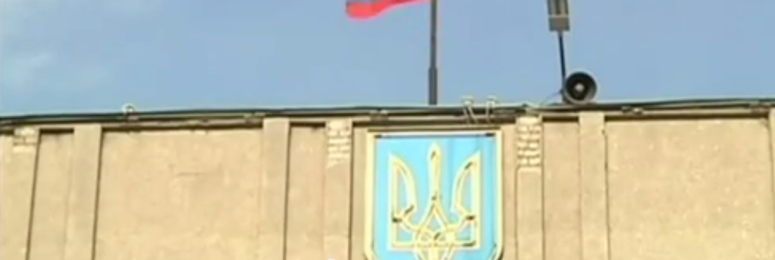 Na cidade de Slaviansk, uma bandeira Russa foi hasteada no prédio da prefeitura