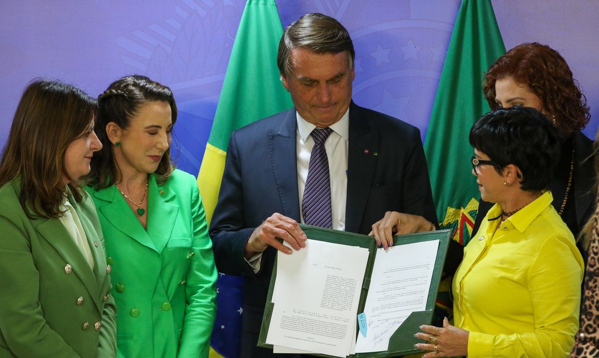O presidente da República, Jair Bolsonaro, acompanhado de parlamentares da  bancada feminina da Câmara dos Deputados, sanciona o Projeto de Lei 1360/21, denominado Henry Borel