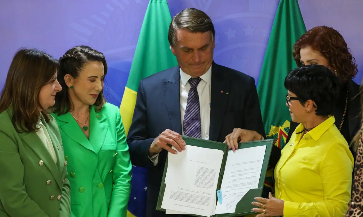 O presidente da República, Jair Bolsonaro, acompanhado de parlamentares da bancada feminina da Câmara dos Deputados, sanciona o Projeto de Lei 1360/21, denominado Henry Borel