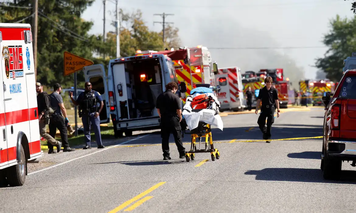 REUTERS/Rebecca Cook/Proibida reprodução Smoke rises as members of emergency personnel work at the scene of a shooting which took place at the Church of Jesus Christ of Latter-day Saints, according to police, in Grand Blanc, Michigan, U.S., September 28, 2025. REUTERS/Rebecca Cook TPX IMAGES OF THE DAY