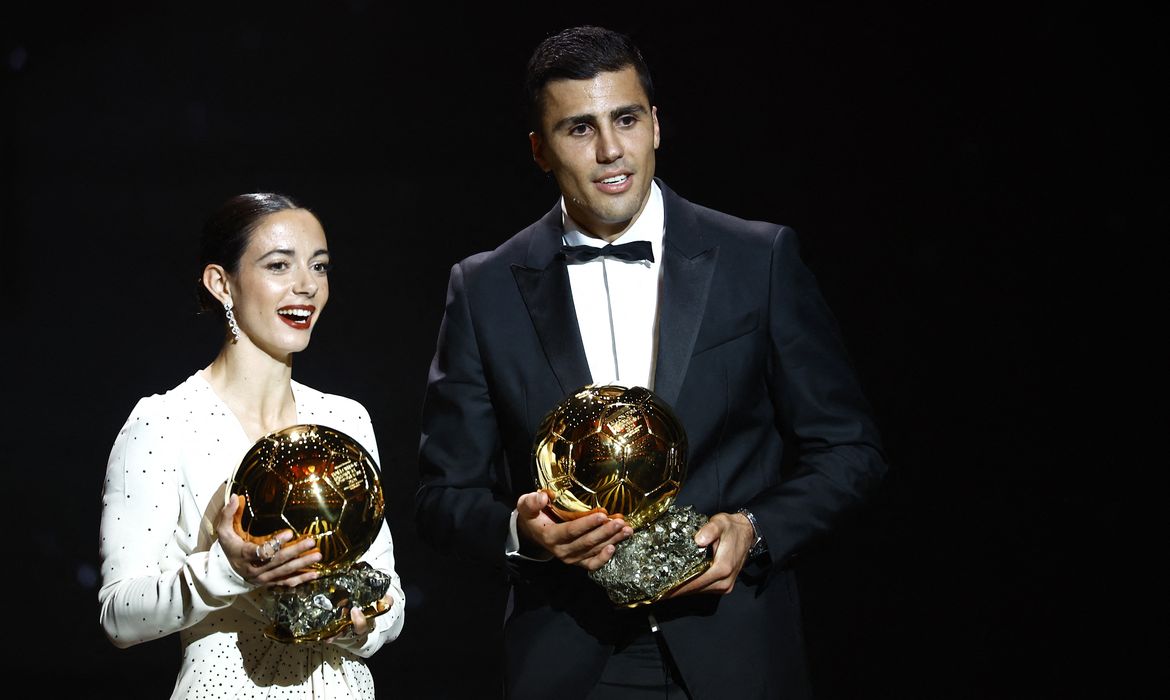 Soccer Football - Ballon d'Or - Theatre du Chatelet, Paris, France - October 28, 2024 Spanish players Manchester City's Rodri and FC Barcelona's Aitana Bonmati with the Ballon d'Or REUTERS/Sarah Meyssonnier