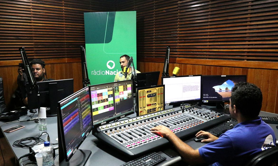 Rio de Janeiro (RJ), 12/09/2023 - Novo estúdio da Rádio Nacional durante transmissão do programa Revista Rio, apresentado por Dylan Araújo. Foto:Tânia Rêgo/Agência Brasil
