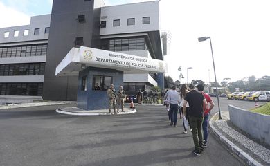 Curitiba - No primeiro dia útil após a prisão do ex-presidente Lula, o serviço de emissão de passaporte, na sede da Polícia Federal, funcionou normalmente (Marcello Casal Jr/Agência Brasil)