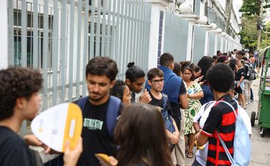 Rio de Janeiro (RJ), 16/11/2025 – Estudantes aguardam abertura dos portões no segundo dia do Exame Nacional do Ensino Médio (Enem), no Cefet Maracanã, na zona norte do Rio de Janeiro. Foto: Tomaz Silva/Agência Brasil