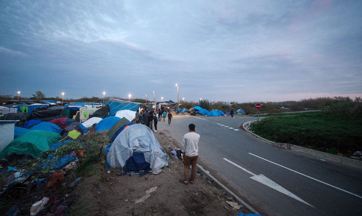 Acampamento próximo ao Porto de Calais abriga cerca de 1,5 mil pessoas que esperam cruzar o Canal da Mancha e chegar à Inglaterra