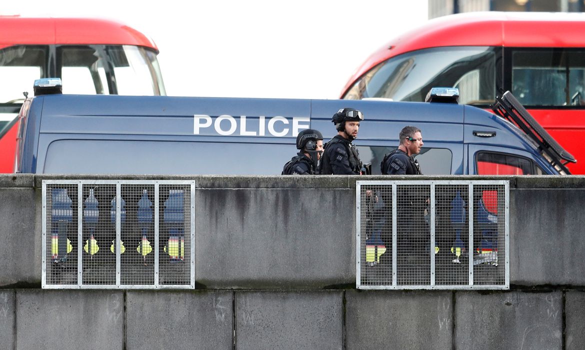 Police officers and emergency staff work at the site of an incident at London Bridge in London, Britain, November 29, 2019. REUTERS/Peter Nicholls