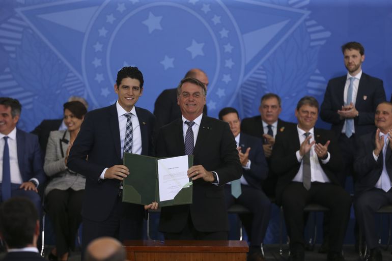 O novo ministro da  Infraestrutura,Marcelo Sampaio, e o presidente da República, Jair Bolsonaro,durante cerimônia de posse no Palácio do Planalto