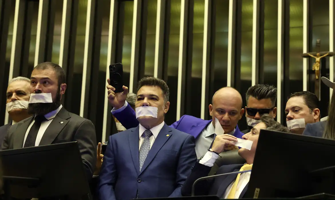 Brasília (DF), 05/08/2025 - Deputados de oposição fazem ato tampando a boca com esparadrapo durante sessão da Câmara dos Deputados. Foto: José Cruz/Agência Brasil