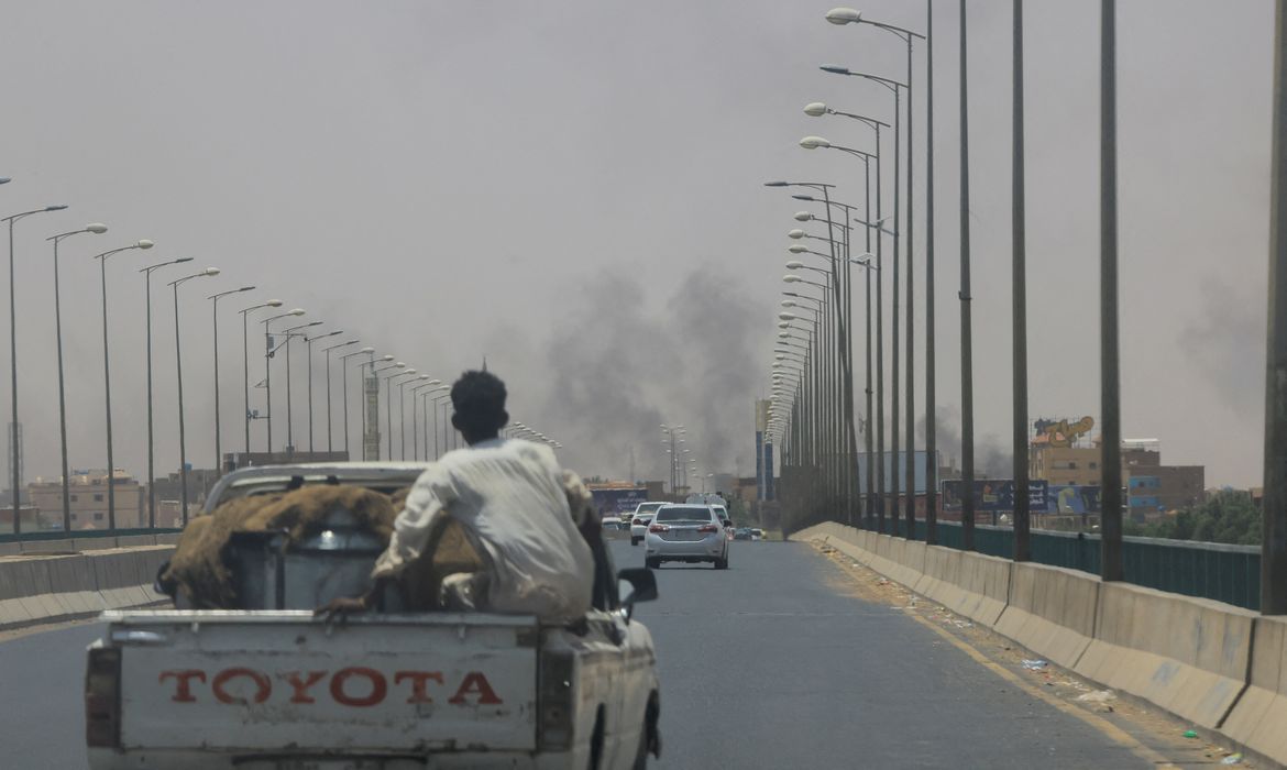 Fumaça sobe em Omdurman, perto da ponte Halfaya, durante combates entre paramilitares e o Exército no Sudão