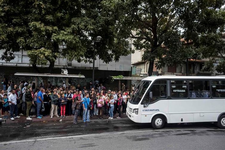 Pessoas aguardam por ônibus nas paradas de Caracas, no dia em que a oposição convocou o país para uma greve geral