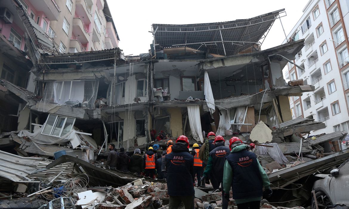 Equipes de resgate em Diyarbakir, na Turquia, após terremoto