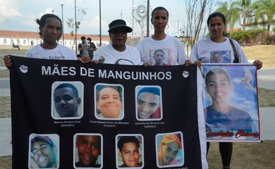 Rio de Janeiro - Mães e familiares de jovens negros mortos por policiais protestam contra a violência, com ativistas da Anistia Internacional, na Candelária  (Fernando Frazão/Agência Brasil)