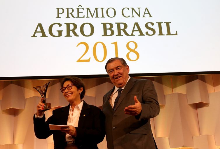 A futura ministra da Agricultura no governo de Jair Bolsonaro, Tereza Cristina, recebe o prêmio CNA Agro Brasil 2018, do presidente da Federação da Agricultura e Pecuária de Minas Gerais (Faemg), Roberto Simões.