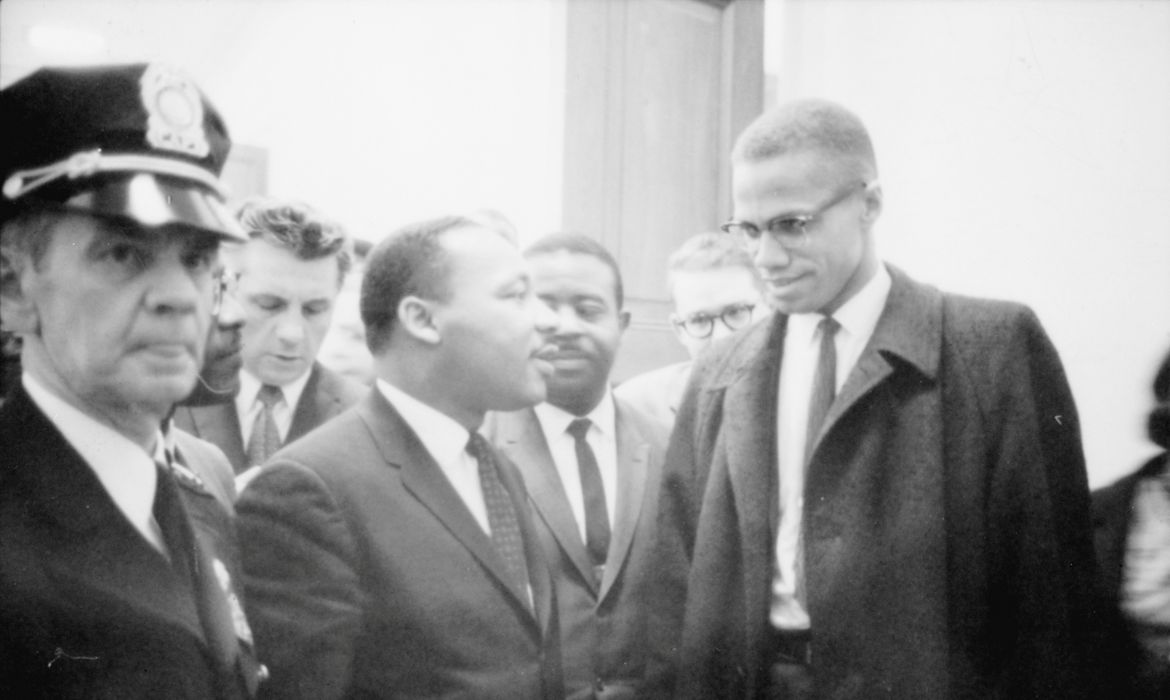 Martin Luther King Jr. e Malcolm X em local não identificado