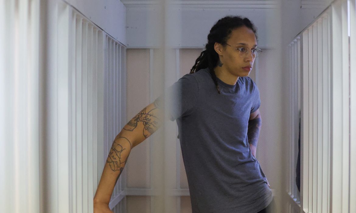 Brittney Griner foi colocada em uma cela de réus antes do veredicto do tribunal em Khimki, Rússia