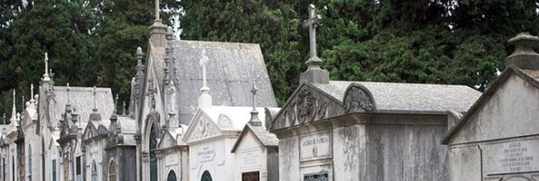Cemitério Resíduos de cadáveres sendo jogados em rios foi um dos problemas encontrados cidades do RJ