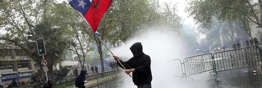 Polícia chilena usa jatos d'água contra manifestantes Polícia chilena usa jatos d'água contra manifestantes