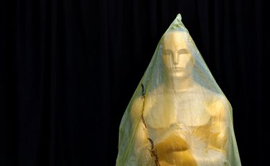 Estátua do Oscar coberta de plástico durante preparativos para cerimônia em Los Angeles