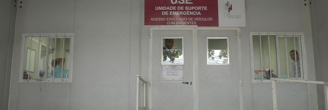 Emergência no Hospital Federal de Bonsucesso funciona improvisadamente em contêineres instalados em uma área próxima ao estacionamento.