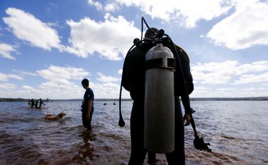 Brasília - Mergulhadores de escolas de mergulho do DF participam de uma ação de limpeza do Lago Paranoá. O objetivo é de resgatar mais de uma tonelada de resíduos das águas do Lago (Marcelo Camargo/Agência Brasil)