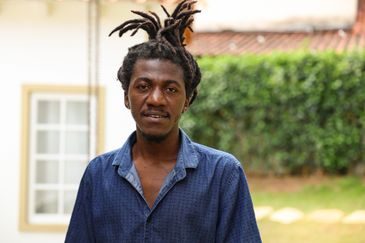 Tiradentes (MG), 13/09/2025 – O artista Jean D'Amérique posa para fotografia na Casa do Festival Artes Vertentes, no centro de Tiradentes (MG). Foto: Tomaz Silva/Agência Brasil