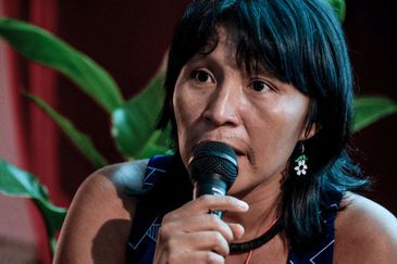 Brasília (DF) 14/11/2025 – Ehuana Yaira, artista e escritora yanomami denuncia violação de direitos das mulheres no pré-lançamento do documentário A Queda do Céu
Foto: Elza Lima/10a Mostra de Cinema da Amazônia