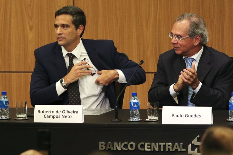 O novo presidente do Banco Central (BC), Roberto Campos Neto, e o  ministro da Economia, Paulo Guedes,  durante cerimônia de transmissão de cargo.